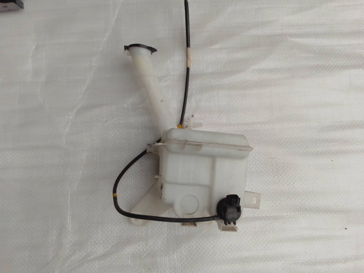Toyota Vitz KSP130 Windshield/Wiper Washer Fluid Reservoir Tank