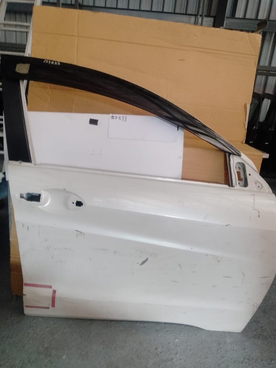 Honda Vezel RU3 RHS Front Door Panel