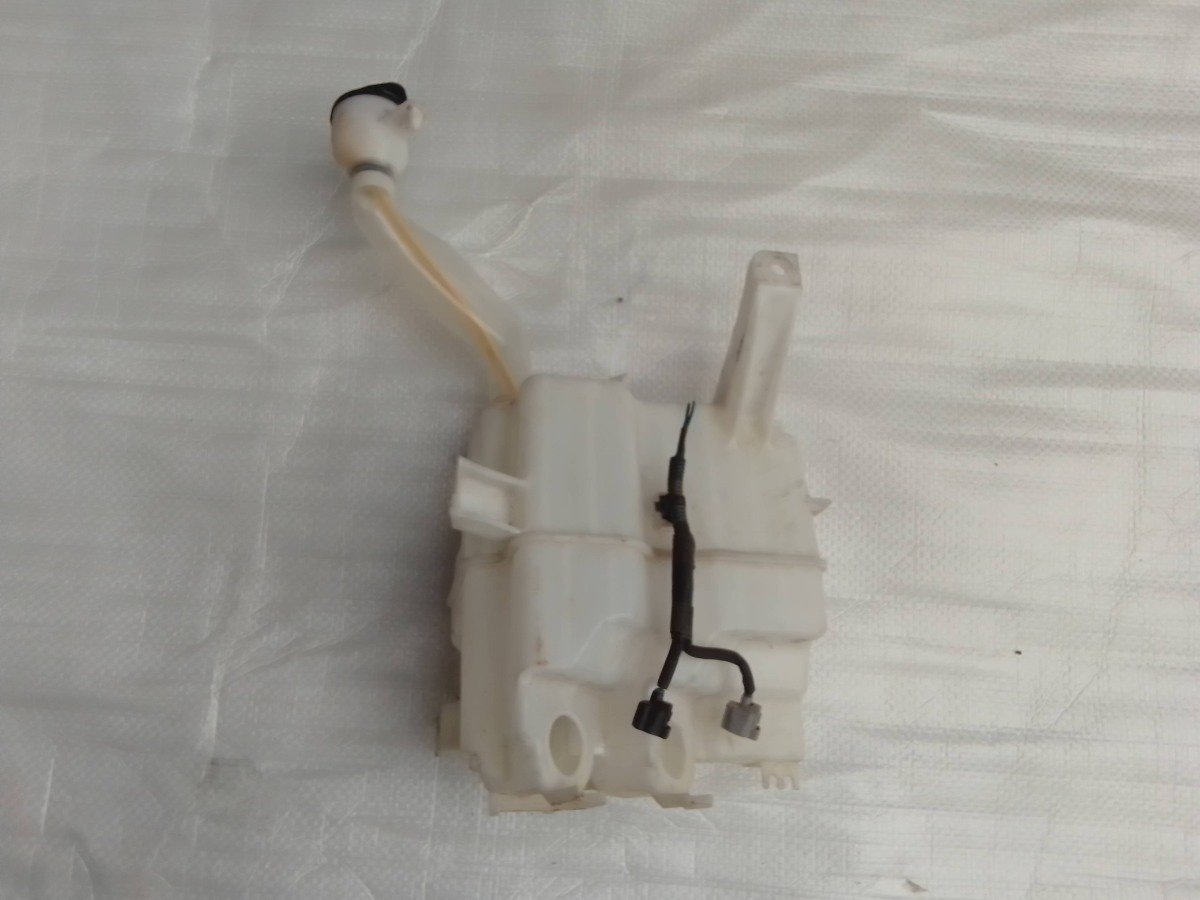 Toyota Prius ZVW30 Windshield/Wiper Washer Fluid Reservoir Tank