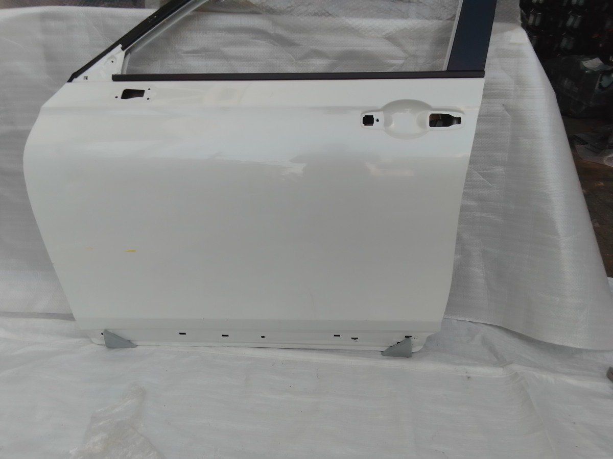 Honda Vezel RV5 Front Side Door Panel RHS
